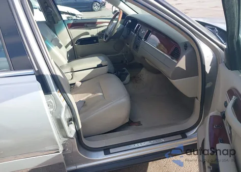 2003 Lincoln Town Car Cartier z USA, uszkodzony, nr VIN 1LNHM83W43Y658895